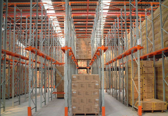 Drive em estantes de armazenamento de aço industrial com acabamento de pintura em pó