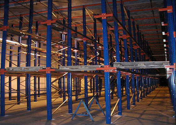 Dispositivo de entrada dupla em unidades de prateleiras industriais para armazenamento de paletes de alta densidade