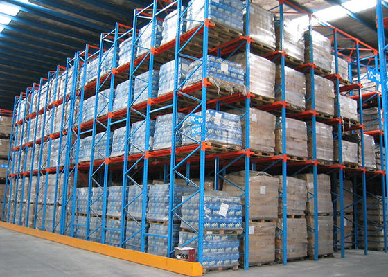 Dispositivo de entrada dupla em unidades de prateleiras industriais para armazenamento de paletes de alta densidade