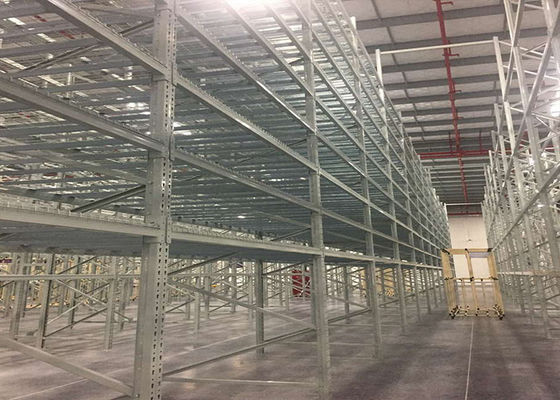 Sistemas de prateleiras de aço mezzanine suportados por racks cinzentos para armazéns enormes