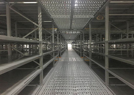 Sistemas de prateleiras de aço mezzanine suportados por racks cinzentos para armazéns enormes