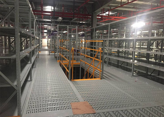 Sistemas de prateleiras de aço mezzanine suportados por racks cinzentos para armazéns enormes