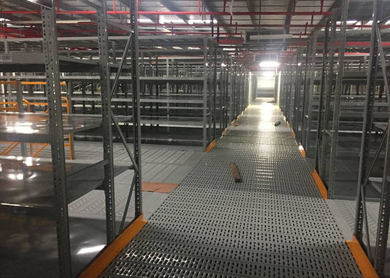 Sistemas de prateleiras de aço mezzanine suportados por racks cinzentos para armazéns enormes