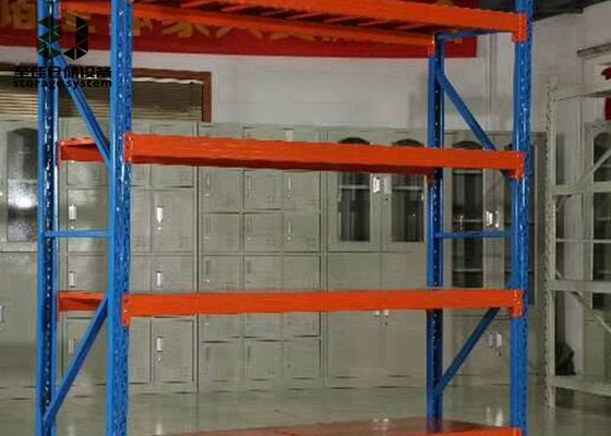 Maximum de 4500 kg por nível de sistemas de estantes de paletes de armazém montados ou soldados