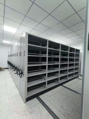 Sistema de Prateleiras para Arquivos Móveis com Rodízios Silenciosos para Organização de Documentos de Escritório