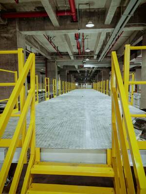 Plataforma de mezanino em viga I para cargas pesadas